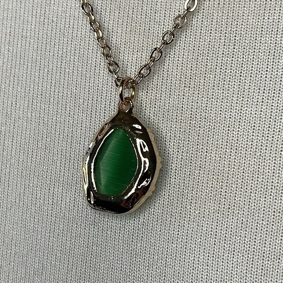 NWT 14th & Union Green Emerald Color Jewel Dangle Pendant Necklace Gold Tone - Picture 4 of 8